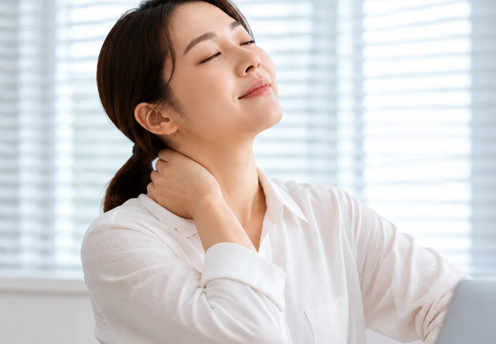 눈을 감고 목 뒤에 손을 얹은 여성